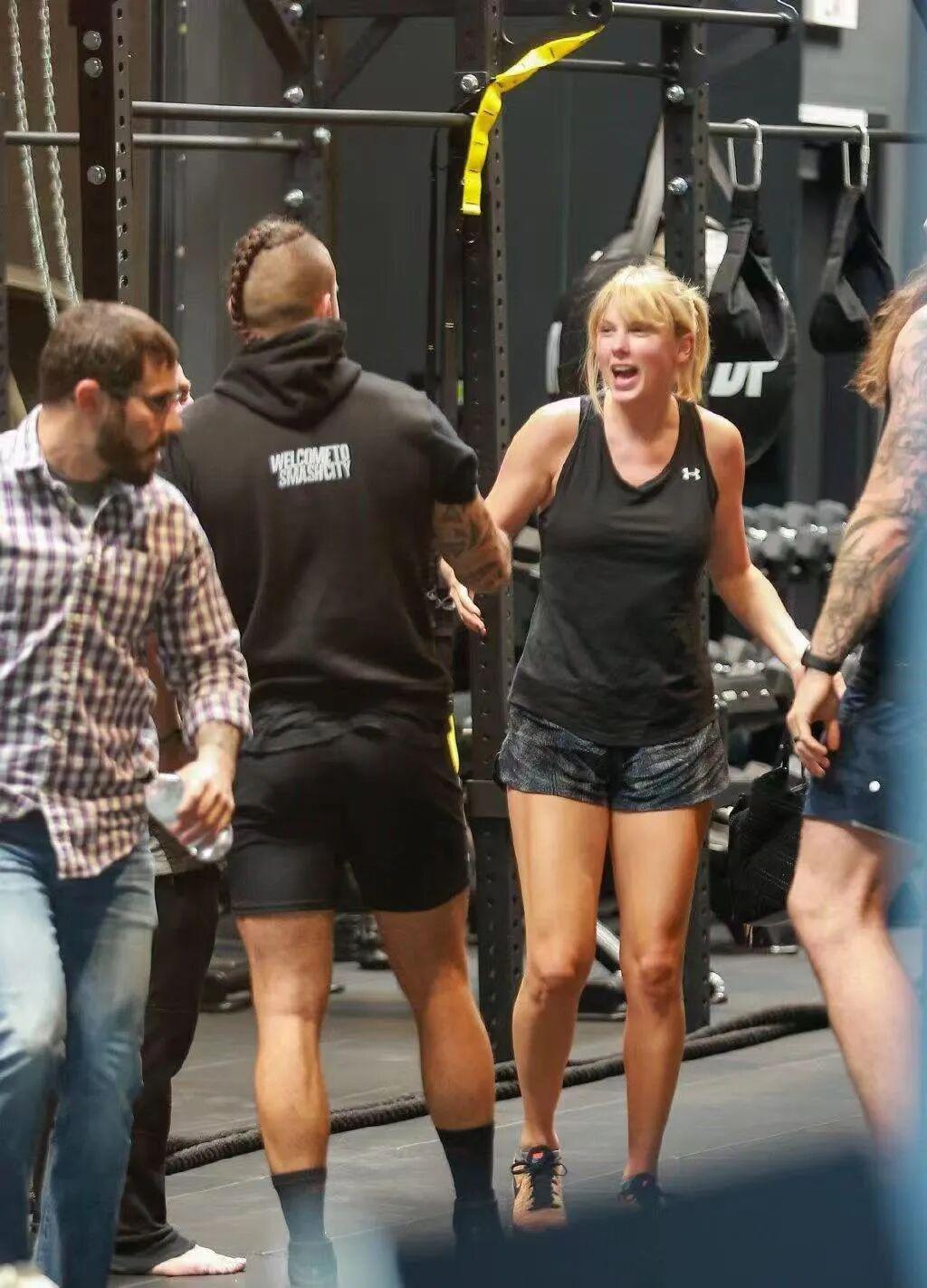 开云-Taylor Swift 霉霉在健身房，锻炼健康体格