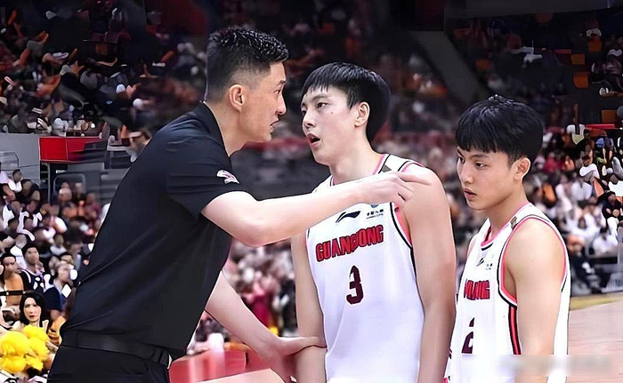 开云-中国男篮大换血：胡明轩离队背后藏着什么门道？|郭士强|赵睿|姜伟泽|李悦洲|刘金雨_新浪体育_新浪新闻